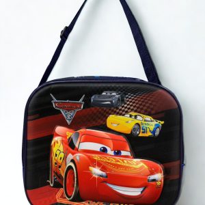 Rayo McQueen con Jackson Storm y Cruz Ramirez sobre un fondo negro deportivo.